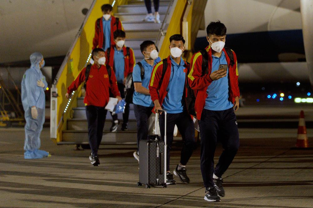 Cận cảnh chuyên cơ đưa đội tuyển Việt Nam về nước sau trận đấu Ả Rập Xê Út - 4