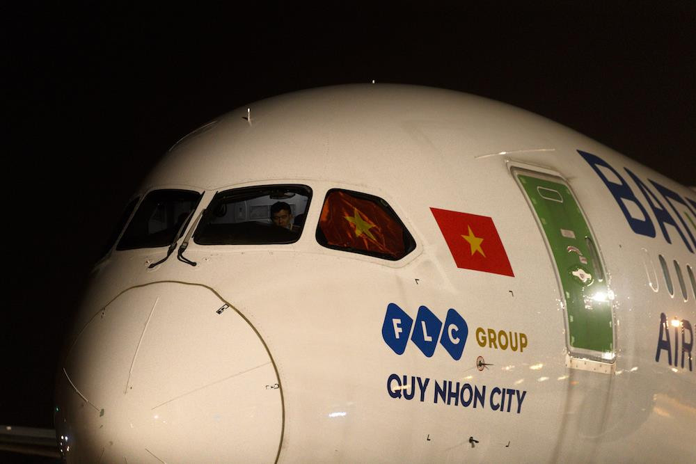 Cận cảnh chuyên cơ đưa đội tuyển Việt Nam về nước sau trận đấu Ả Rập Xê Út - 2