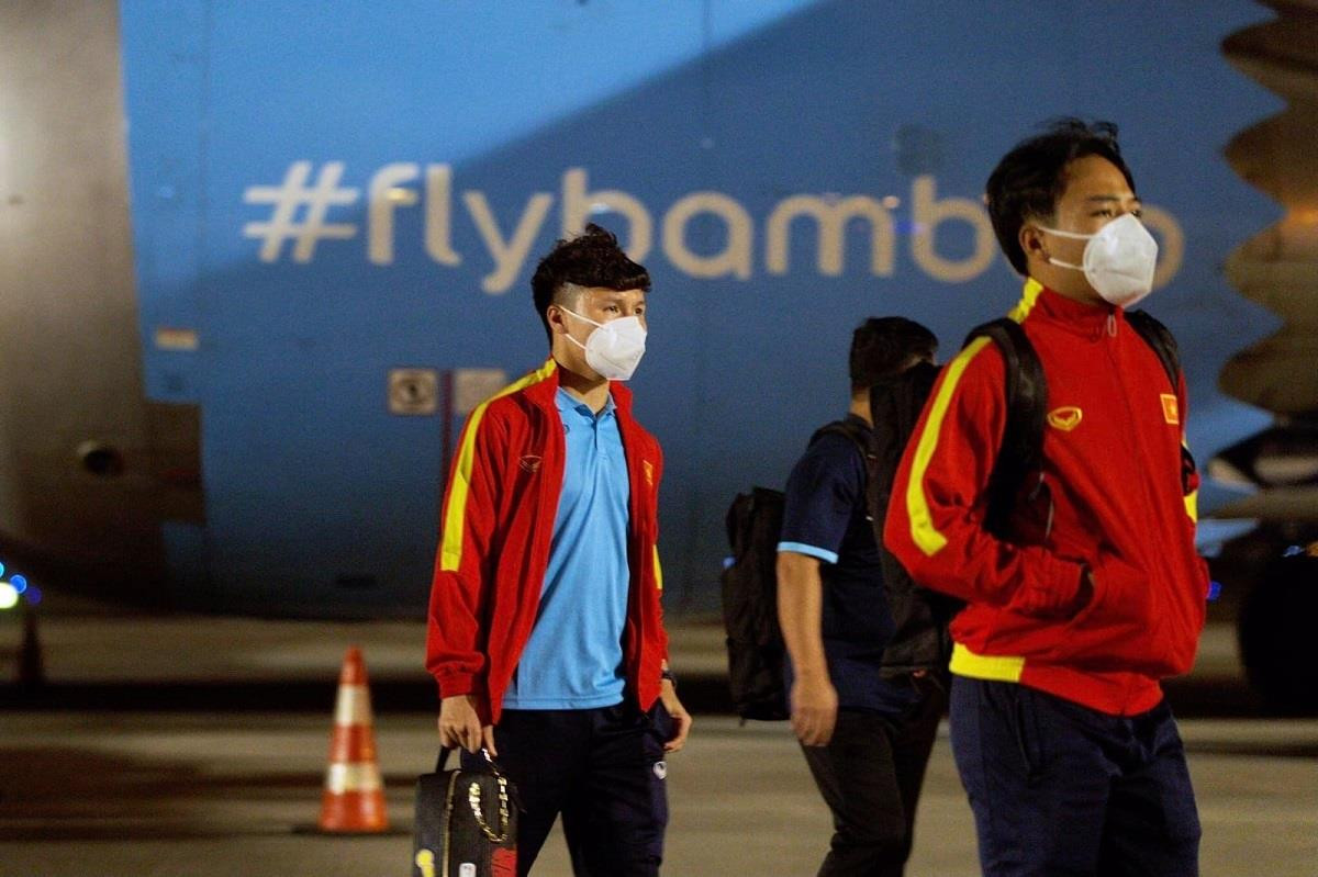 Cận cảnh chuyên cơ đưa đội tuyển Việt Nam về nước sau trận đấu Ả Rập Xê Út - 5