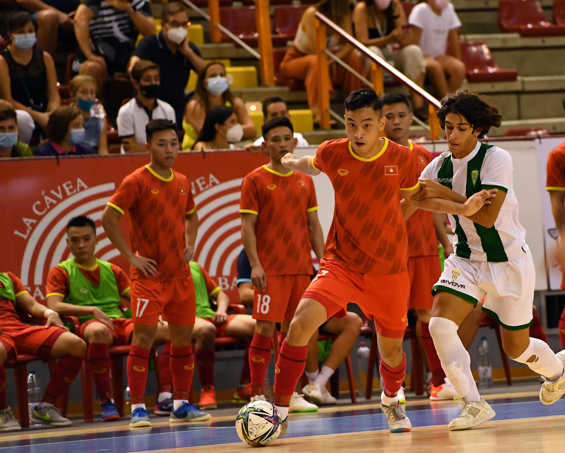 Tuyển futsal Việt Nam hòa CLB Tây Ban Nha, kết thúc tập huấn trước World Cup - 1