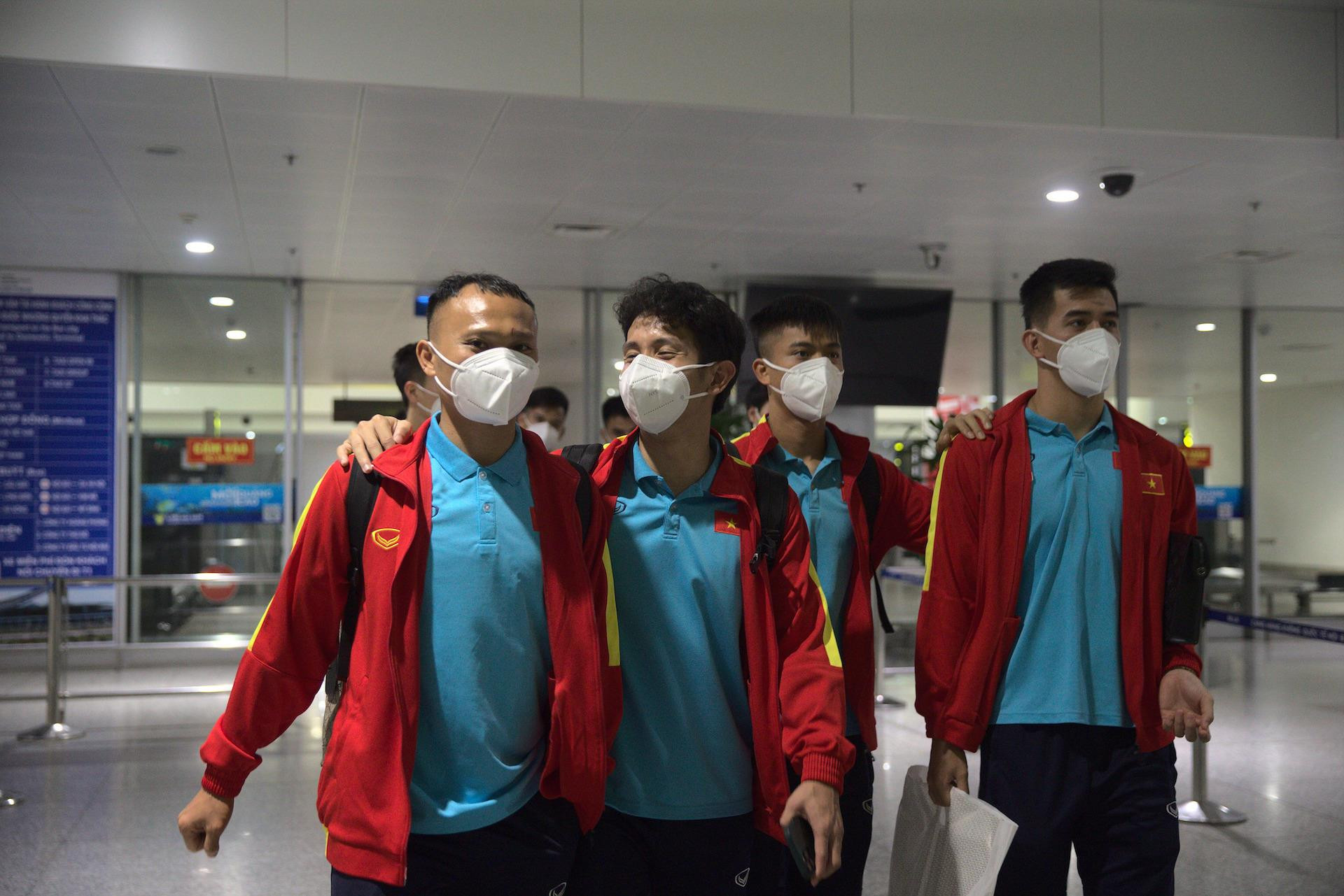 Cận cảnh chuyên cơ đưa đội tuyển Việt Nam về nước sau trận đấu Ả Rập Xê Út - 6