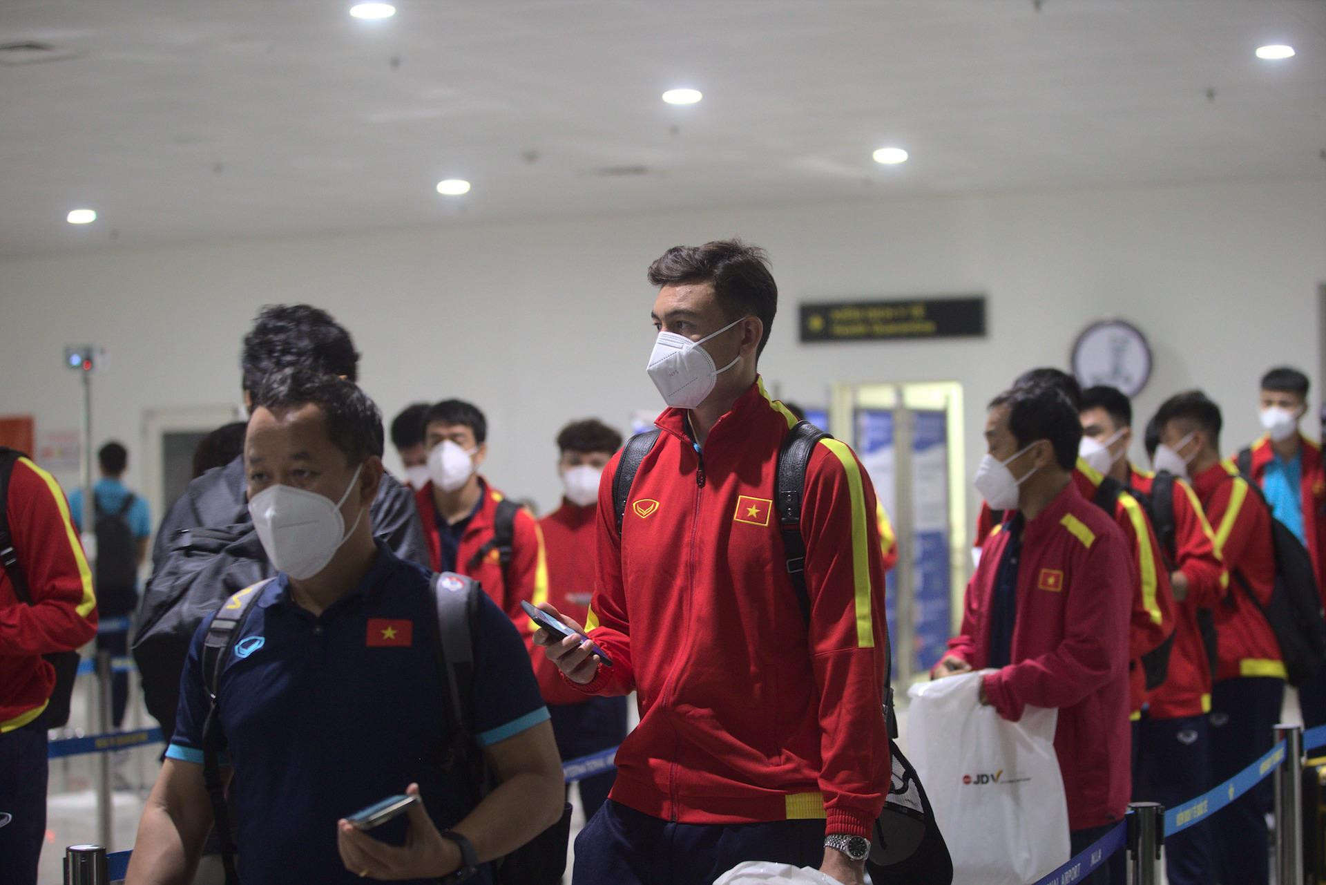 Cận cảnh chuyên cơ đưa đội tuyển Việt Nam về nước sau trận đấu Ả Rập Xê Út - 7