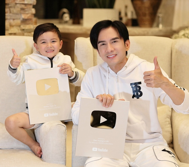 Đan Trường và con trai đồng loạt nhận Nút bạc Youtube