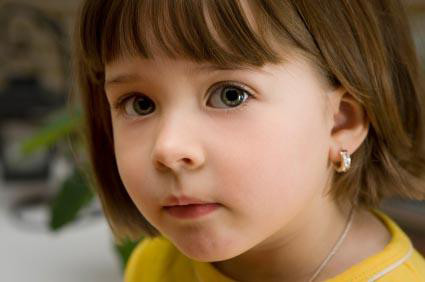 Bé gái 6 tháng tuổi vùng vẫy khóc lóc khi được đưa đi bấm lỗ tai và lý lẽ gây tranh cãi của người mẹ: Tôi có quyền”-6