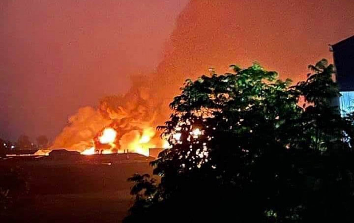 Hiện trường tan hoang sau vụ cháy thiêu rụi 2.000m2 xưởng sản xuất dung môi