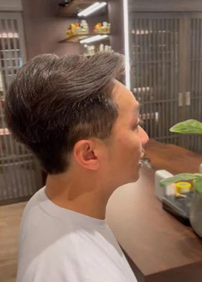 Đàm Thu Trang lại trổ tài cắt tóc cho chồng, tay nghề lên cao vút-4