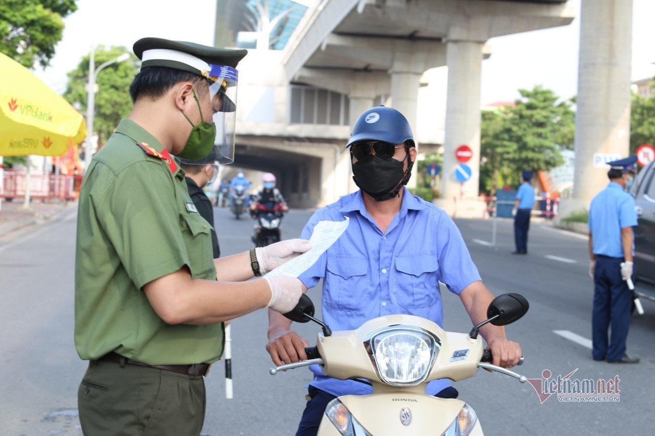 Công an Hà Nội công bố 3 số hotline hướng dẫn người dân đăng ký giấy đi đường
