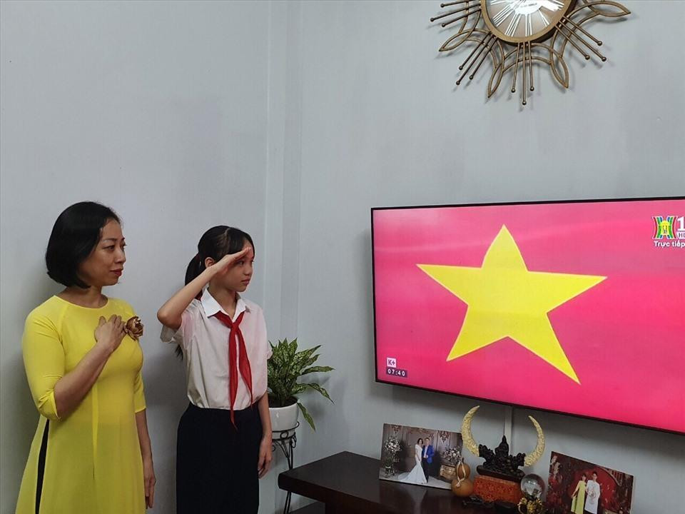 Học sinh Hà Nội đón năm học mới qua tivi - 7