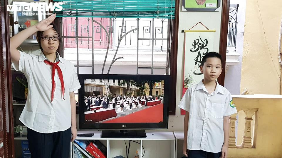 Học sinh Hà Nội đón năm học mới qua tivi - 8