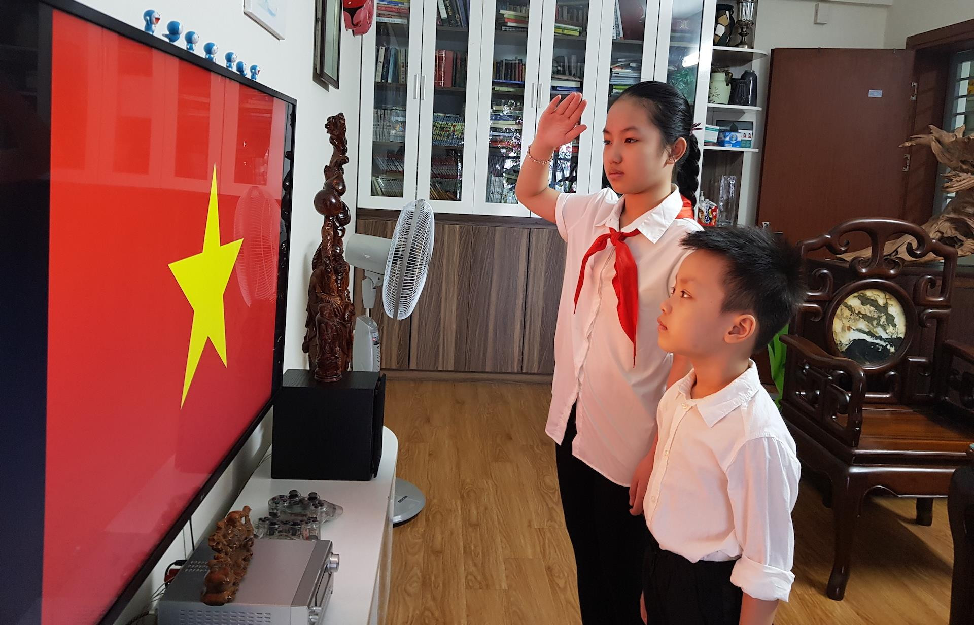 Học sinh Hà Nội đón năm học mới qua tivi - 6