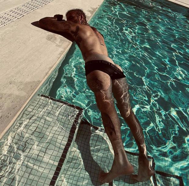 David Beckham phô cả nửa vòng 3 ở hồ bơi, lồ lộ body như tạc-1