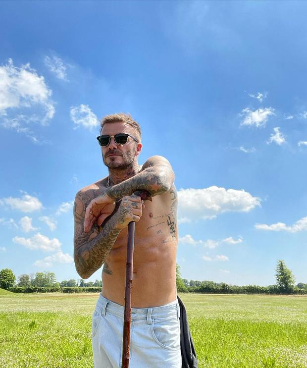 David Beckham phô cả nửa vòng 3 ở hồ bơi, lồ lộ body như tạc-2