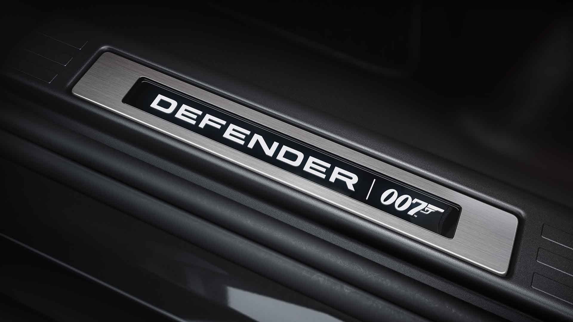 Chi tiết chỉ có trên Nội thất xe Land Rover Defender V8 Bond Edition