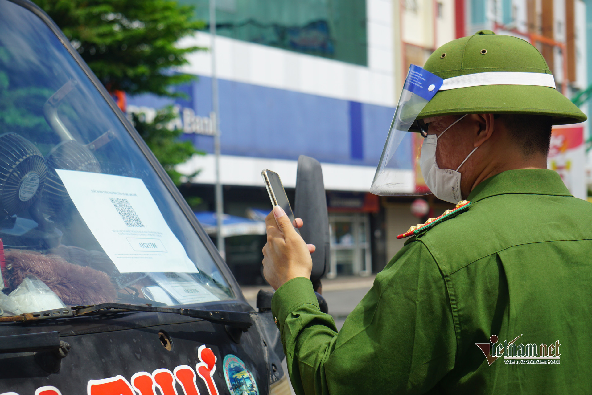 Cấp giấy đi đường mã QR Code, dân Đà Nẵng chỉ mất 5 giây để qua chốt