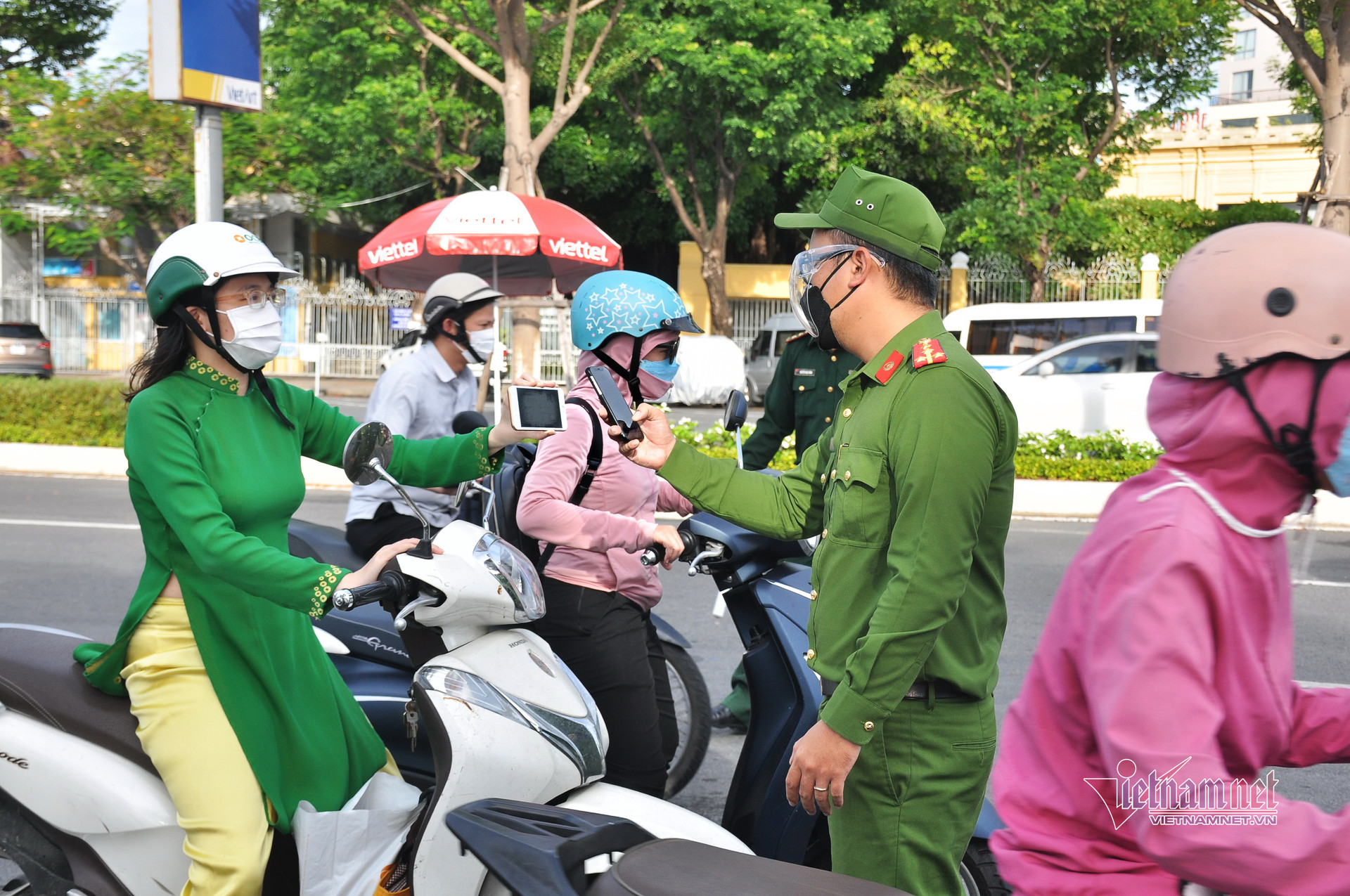 Cấp giấy đi đường mã QR Code, dân Đà Nẵng chỉ mất 5 giây để qua chốt