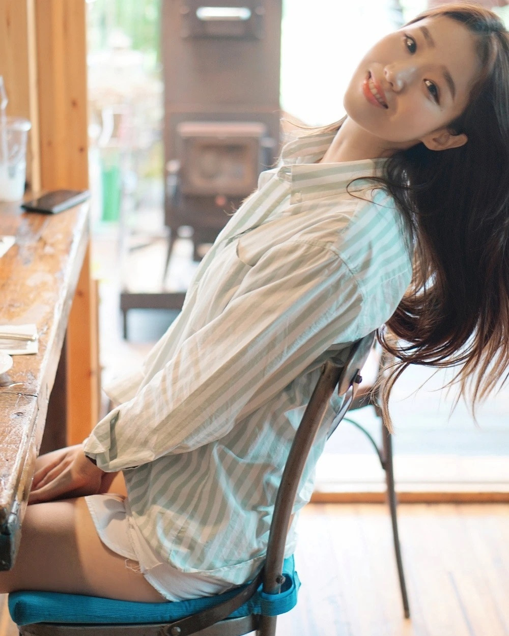 Cô gái Hàn Quốc hút vạn người mê bằng gu mặc dễ gây hiểu lầm tôn body “nữ thần” - 4
