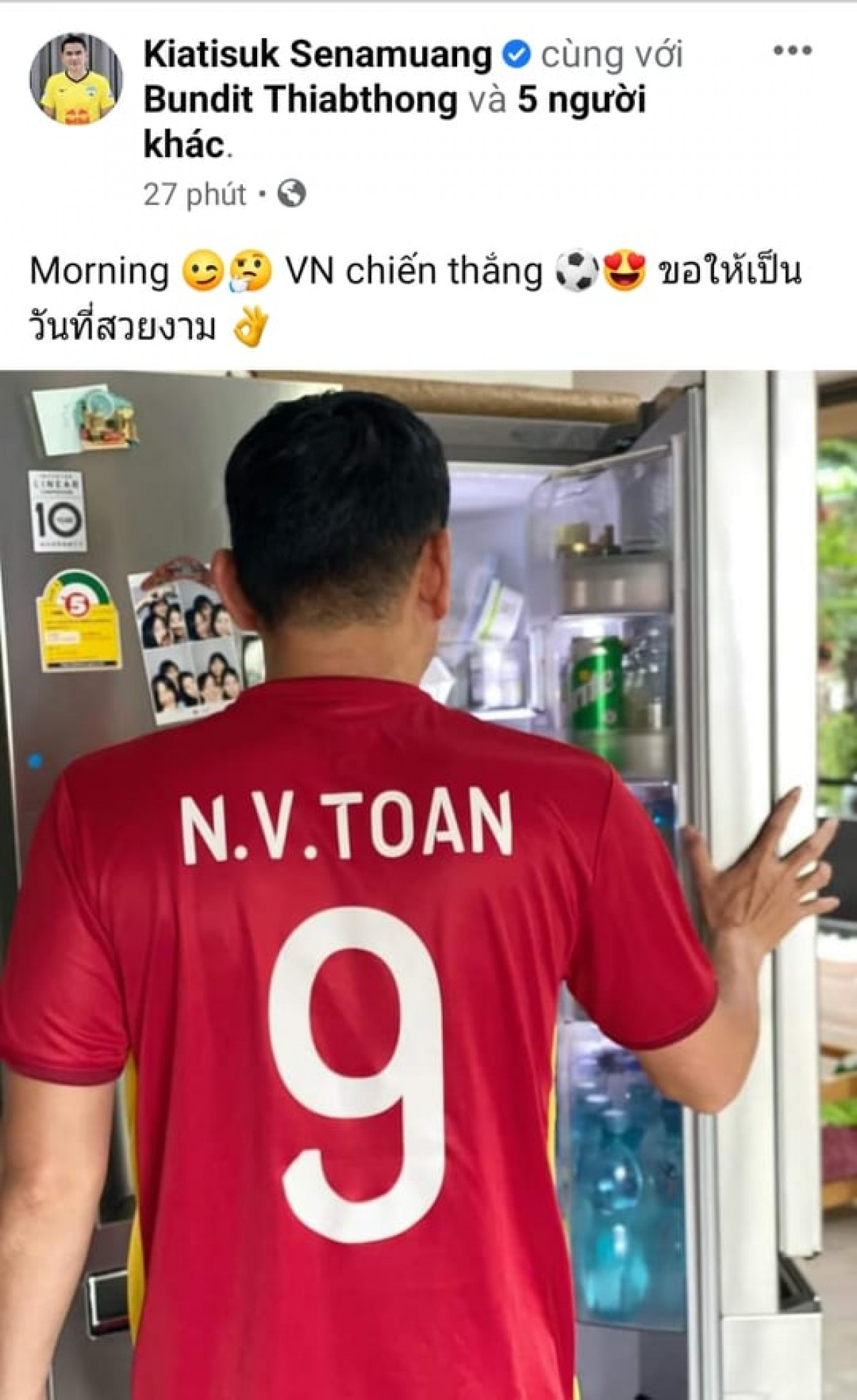 HLV Kiatisuk mặc áo Văn Toàn, cổ vũ ĐT Việt Nam thắng Australia. (Ảnh: FBNV). 