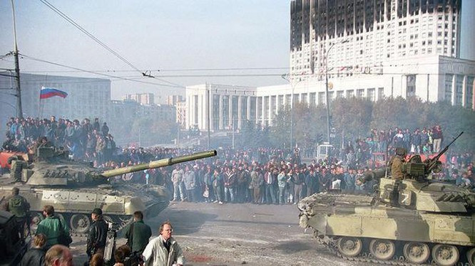 Ngày 4/10/1993, 10 tiếng sau vụ tấn công bằng xe tăng vào tòa nhà quốc hội ở Moscow, cuộc đụng độ gây rúng động nước Nga kết thúc khi nhóm nghị sĩ nổi dậy, đứng đầu là Phó tổng thống Aleksandr Rutskoi, đầu hàng phe của Tổng thống Boris Yeltsin.