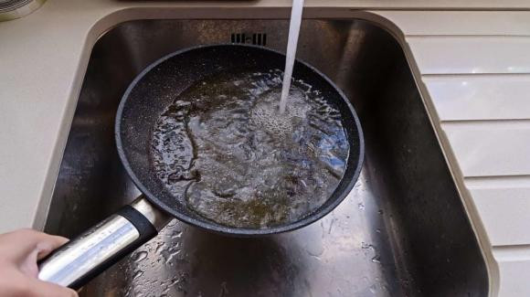 Rửa chảo dầu mỡ bằng nước nóng để nhanh sạch - sai lầm các bà nội trợ hay mắc phải và đây là lý do-2