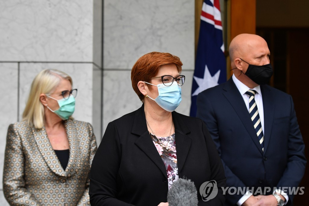 Ngoại trưởng Australia Marise Payne và Bộ trưởng Quốc phòng Peter Dutton tham dự buổi họp báo của Thủ tướng Scott Morrison về tình hình Afghanistan, ngày 27/8 tại thủ đô Canberra. (Nguồn: Yonhap)
