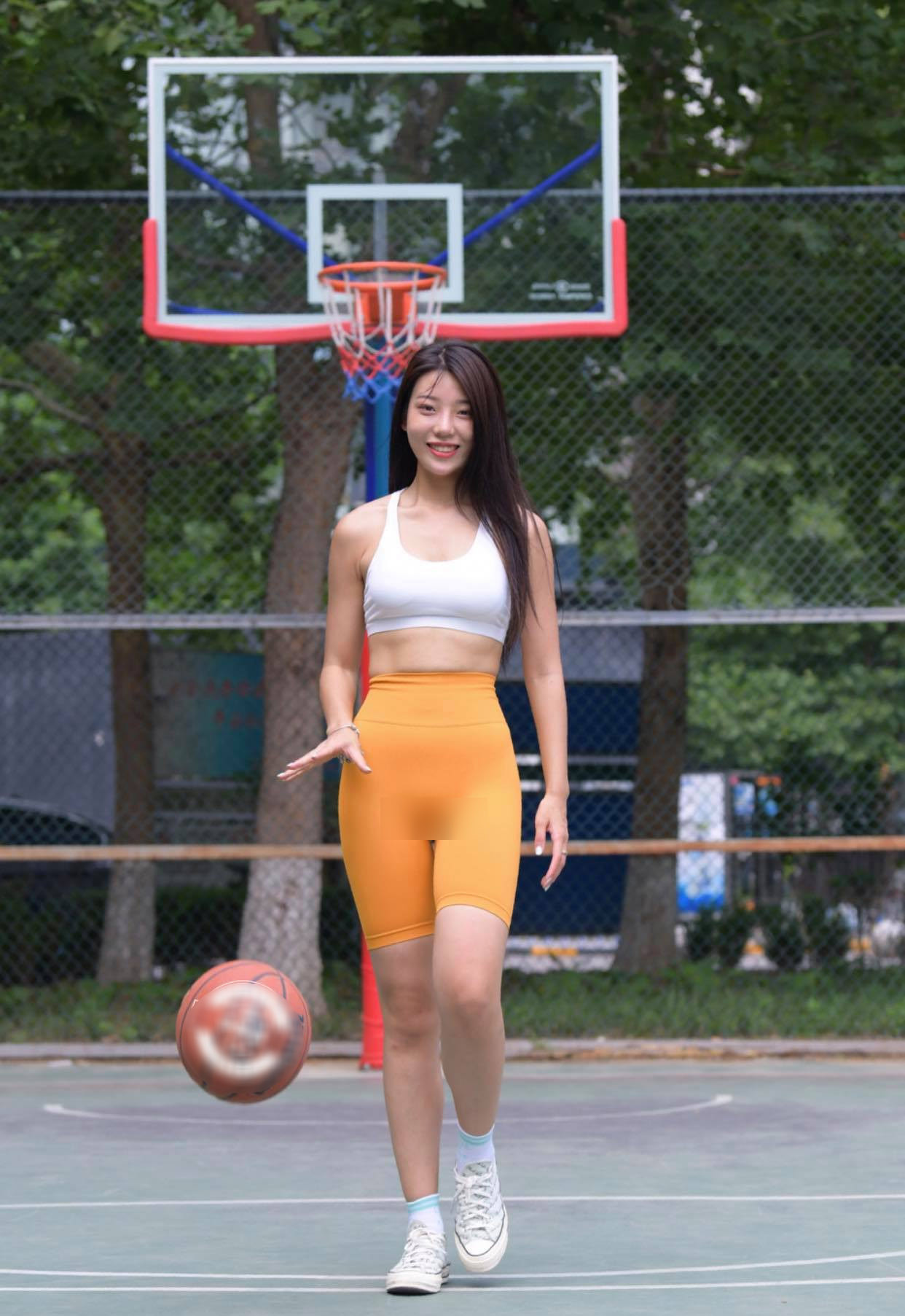 Người khen kẻ chê vì kiểu mặc quần ôm, áo ngắn chơi bóng của thiếu nữ Trung Quốc - 1