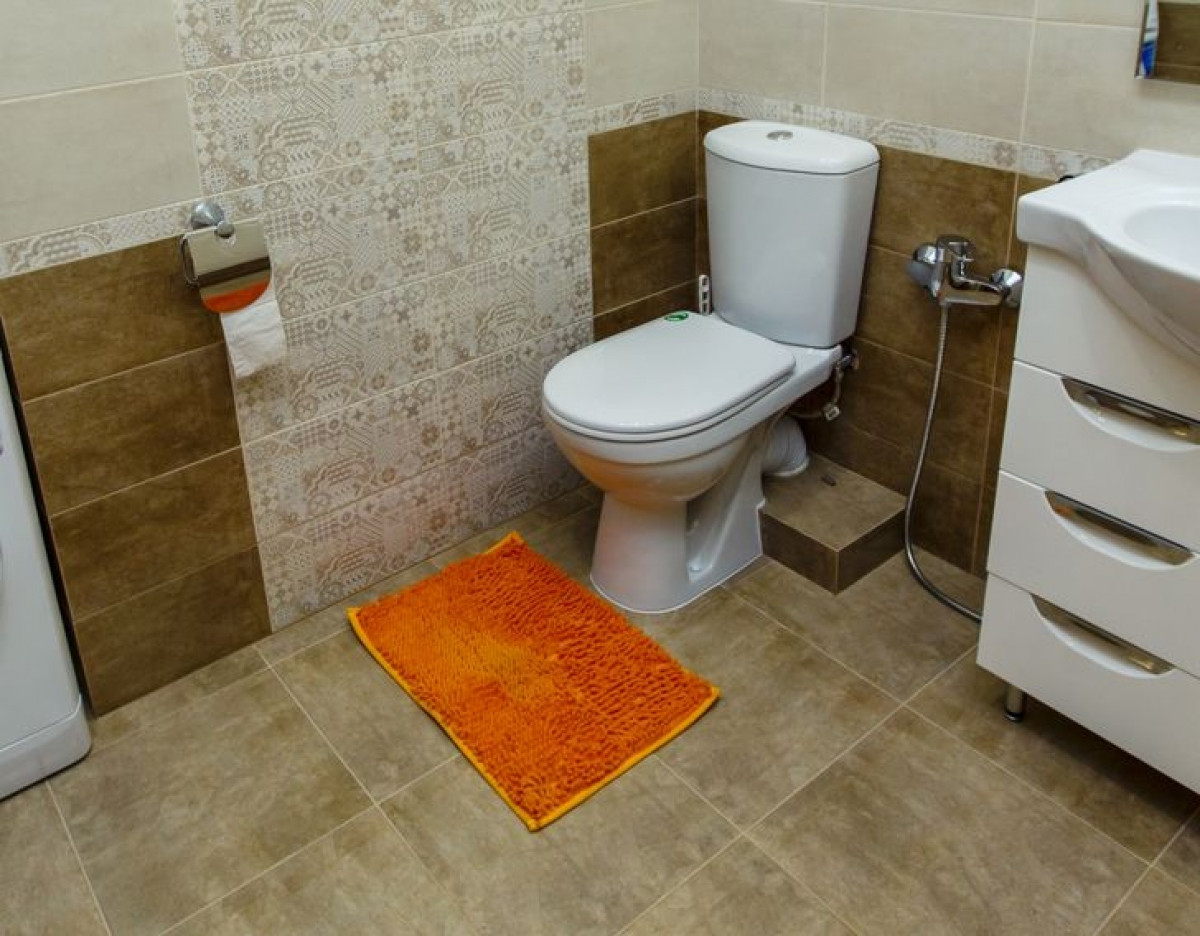 Loại thảm bông này khiến phòng tắm mất thẩm mỹ, thường tích tụ nhiều bụi và tóc. Bạn có thể để thảm ở cửa phòng tắm thay vì bên trong, cũng như chọn một số loại thảm đá hút nước, sẽ vệ sinh hơn.