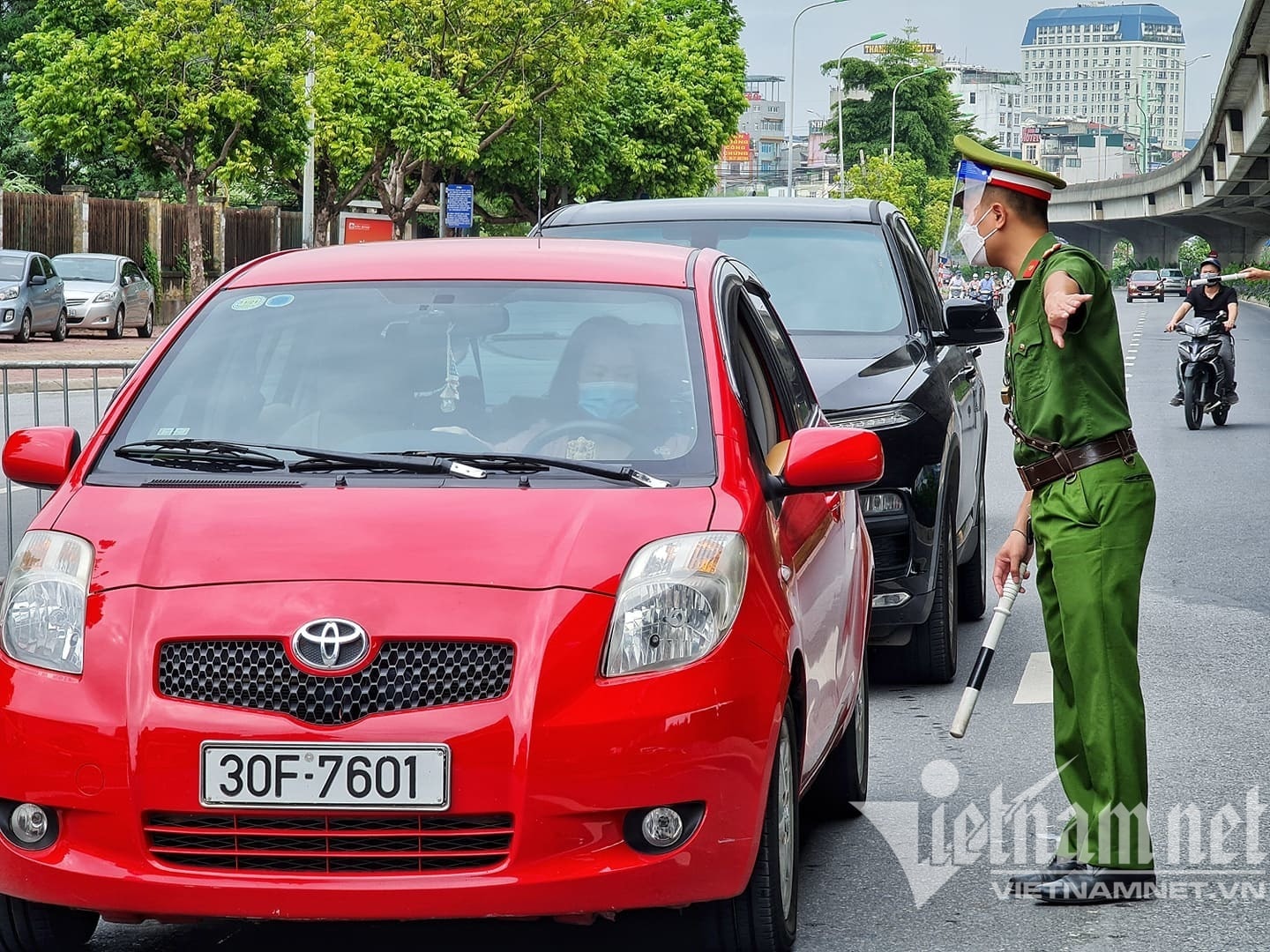 Hình ảnh Hà Nội ngày đầu kiểm tra giấy đi đường mẫu cũ và mới