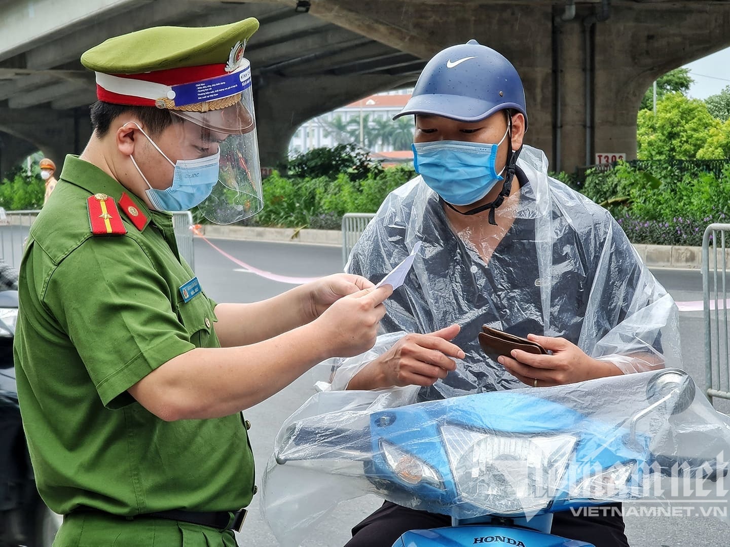 Hình ảnh Hà Nội ngày đầu kiểm tra giấy đi đường mẫu cũ và mới