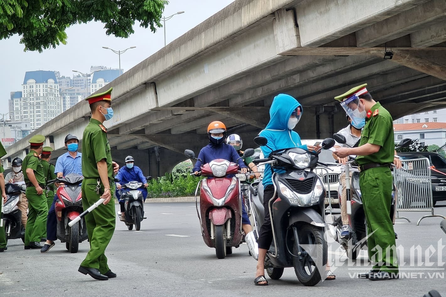 Hình ảnh Hà Nội ngày đầu kiểm tra giấy đi đường mẫu cũ và mới