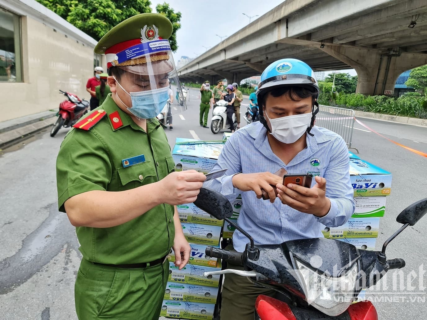 Hình ảnh Hà Nội ngày đầu kiểm tra giấy đi đường mẫu cũ và mới