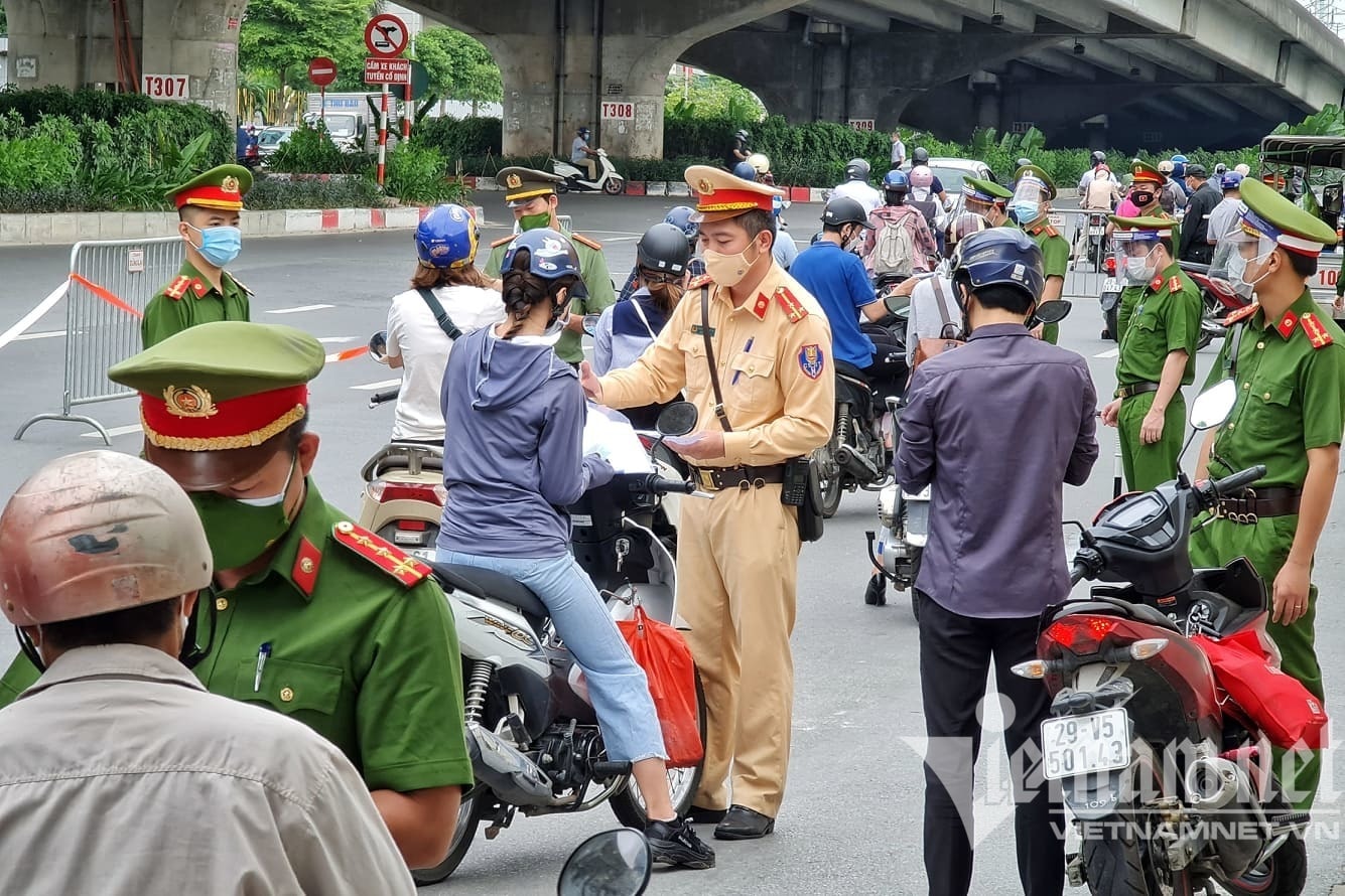 Hình ảnh Hà Nội ngày đầu kiểm tra giấy đi đường mẫu cũ và mới