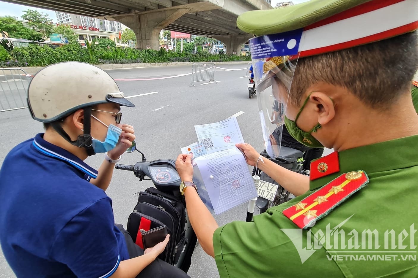 Hình ảnh Hà Nội ngày đầu kiểm tra giấy đi đường mẫu cũ và mới