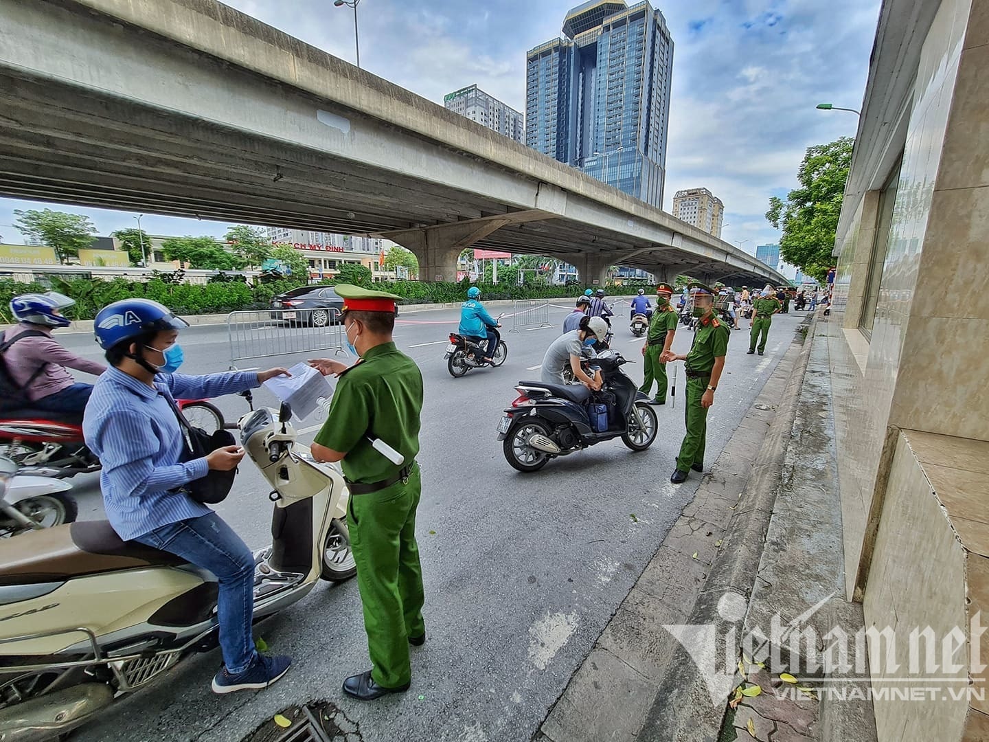 Hình ảnh Hà Nội ngày đầu kiểm tra giấy đi đường mẫu cũ và mới