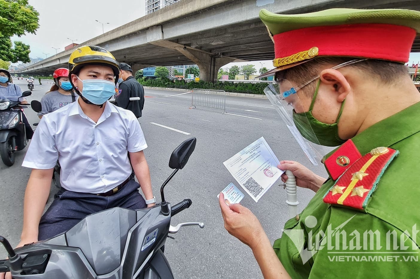 Hình ảnh Hà Nội ngày đầu kiểm tra giấy đi đường mẫu cũ và mới