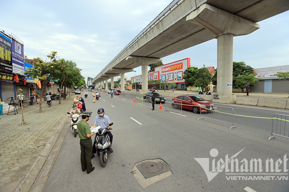 Hình ảnh Hà Nội ngày đầu kiểm tra giấy đi đường mẫu cũ và mới