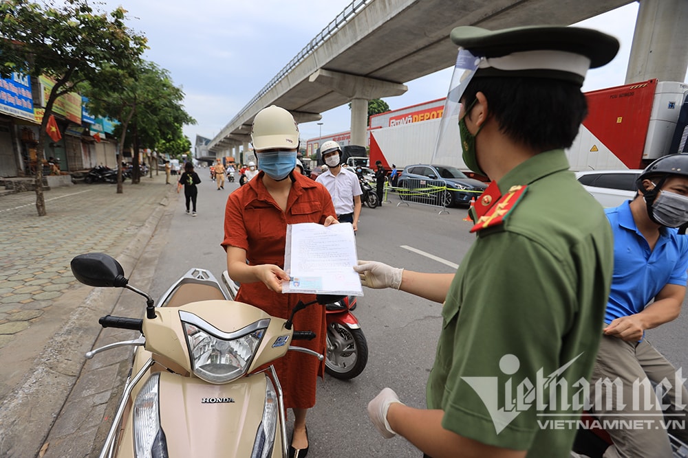 Hình ảnh Hà Nội ngày đầu kiểm tra giấy đi đường mẫu cũ và mới