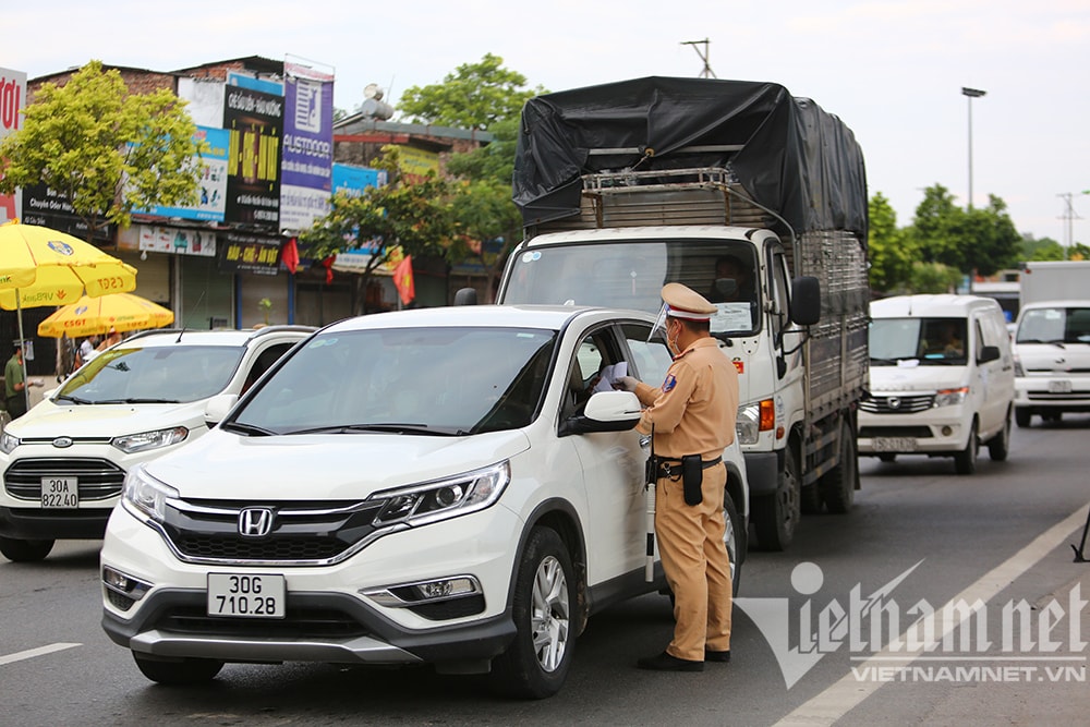 Hình ảnh Hà Nội ngày đầu kiểm tra giấy đi đường mẫu cũ và mới