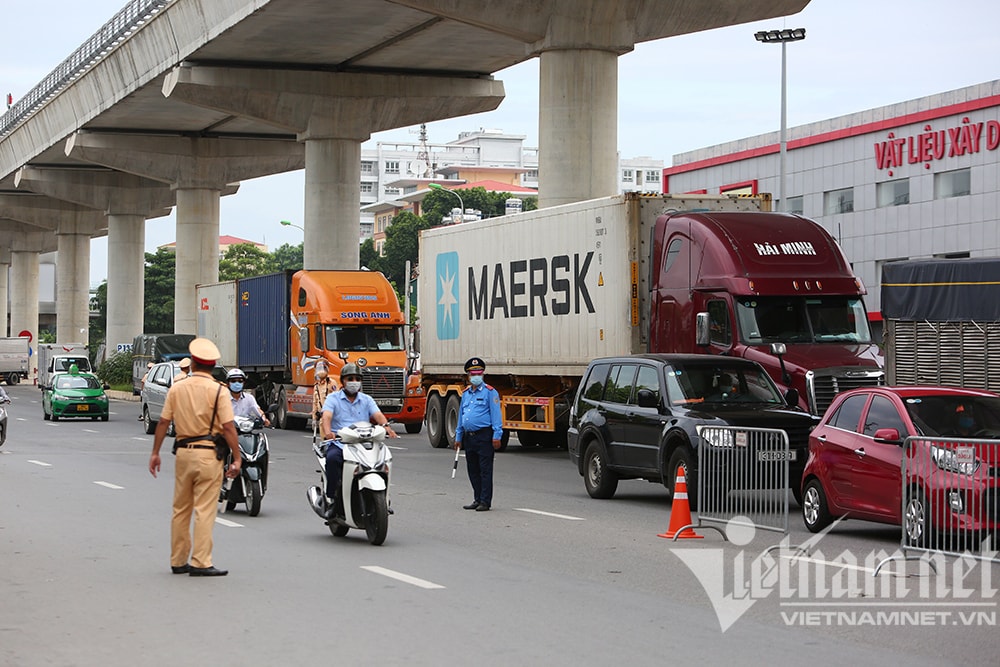 Hình ảnh Hà Nội ngày đầu kiểm tra giấy đi đường mẫu cũ và mới