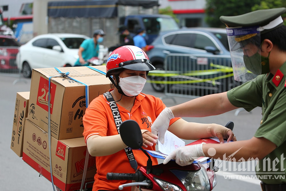 Hình ảnh Hà Nội ngày đầu kiểm tra giấy đi đường mẫu cũ và mới