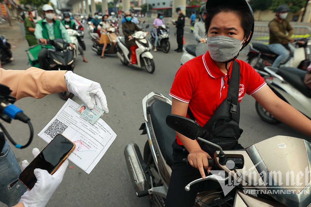 Hình ảnh Hà Nội ngày đầu kiểm tra giấy đi đường mẫu cũ và mới