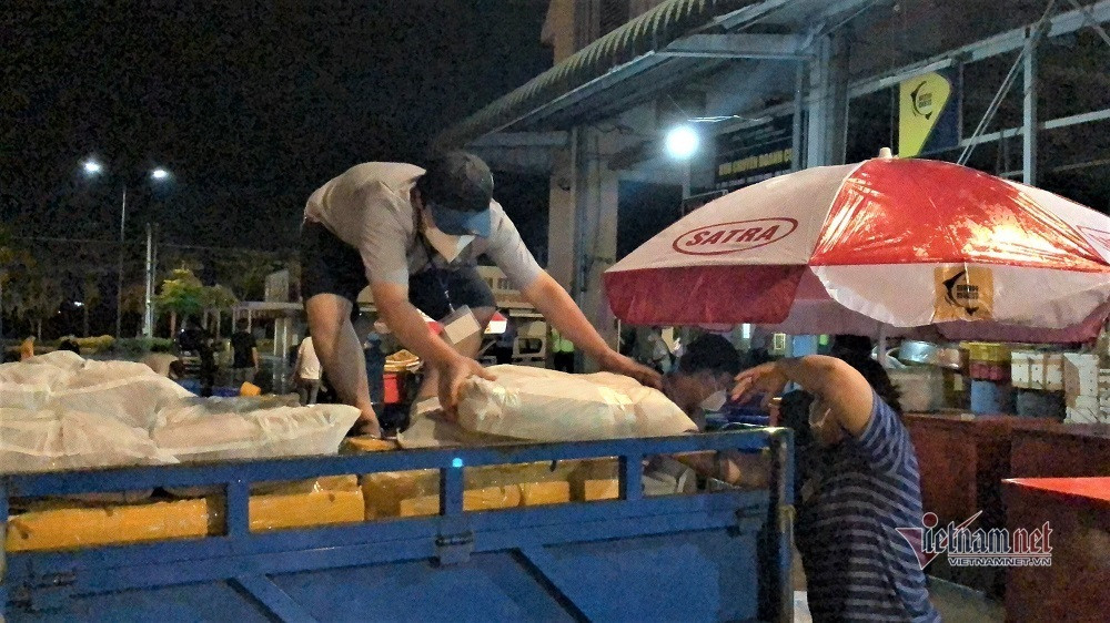 Đêm đầu tiên chợ Bình Điền mở lại sau 2 tháng đóng cửa