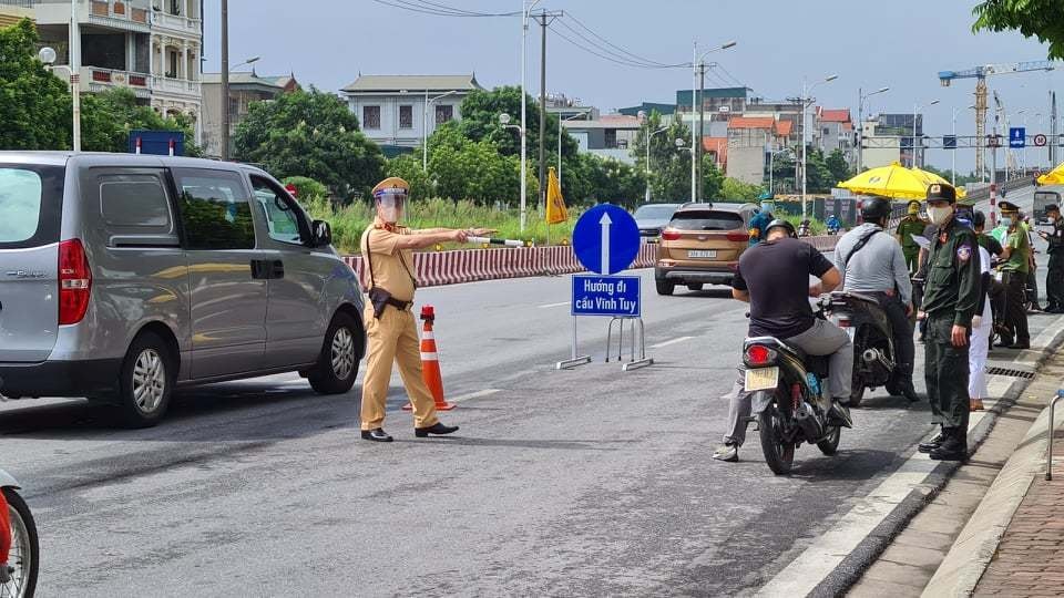 Hình ảnh Hà Nội ngày đầu kiểm tra giấy đi đường mẫu cũ và mới