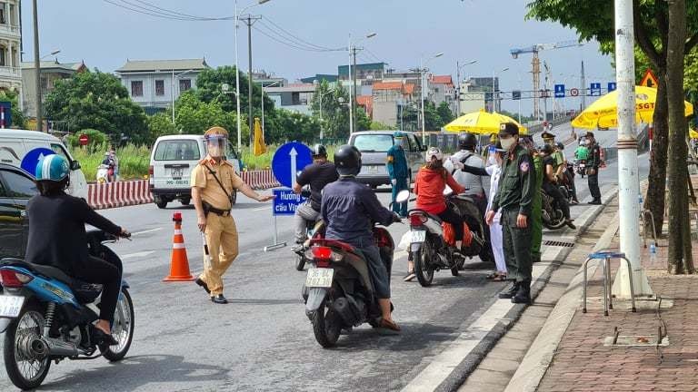 Hình ảnh Hà Nội ngày đầu kiểm tra giấy đi đường mẫu cũ và mới