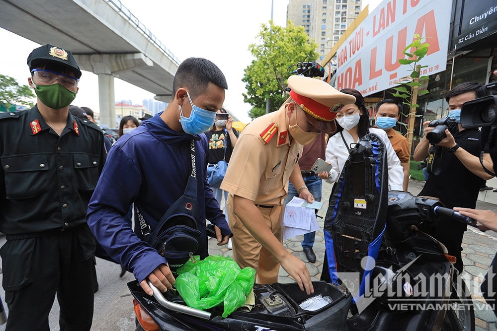 Hình ảnh Hà Nội ngày đầu kiểm tra giấy đi đường mẫu cũ và mới