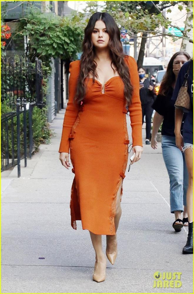Selena Gomez tăng cân rõ rệt, để lộ thân hình phát tướng trên phố-3