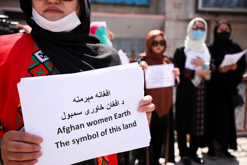 Các nhà bảo vệ quyền phụ nữ và các nhà hoạt động dân sự Afghanistan biểu tình kêu gọi Taliban bảo tồn thành quả và giáo dục của họ, trước dinh tổng thống ở Kabul, Afghanistan ngày 3 tháng 9 năm 2021.. (Nguồn: Reuters)