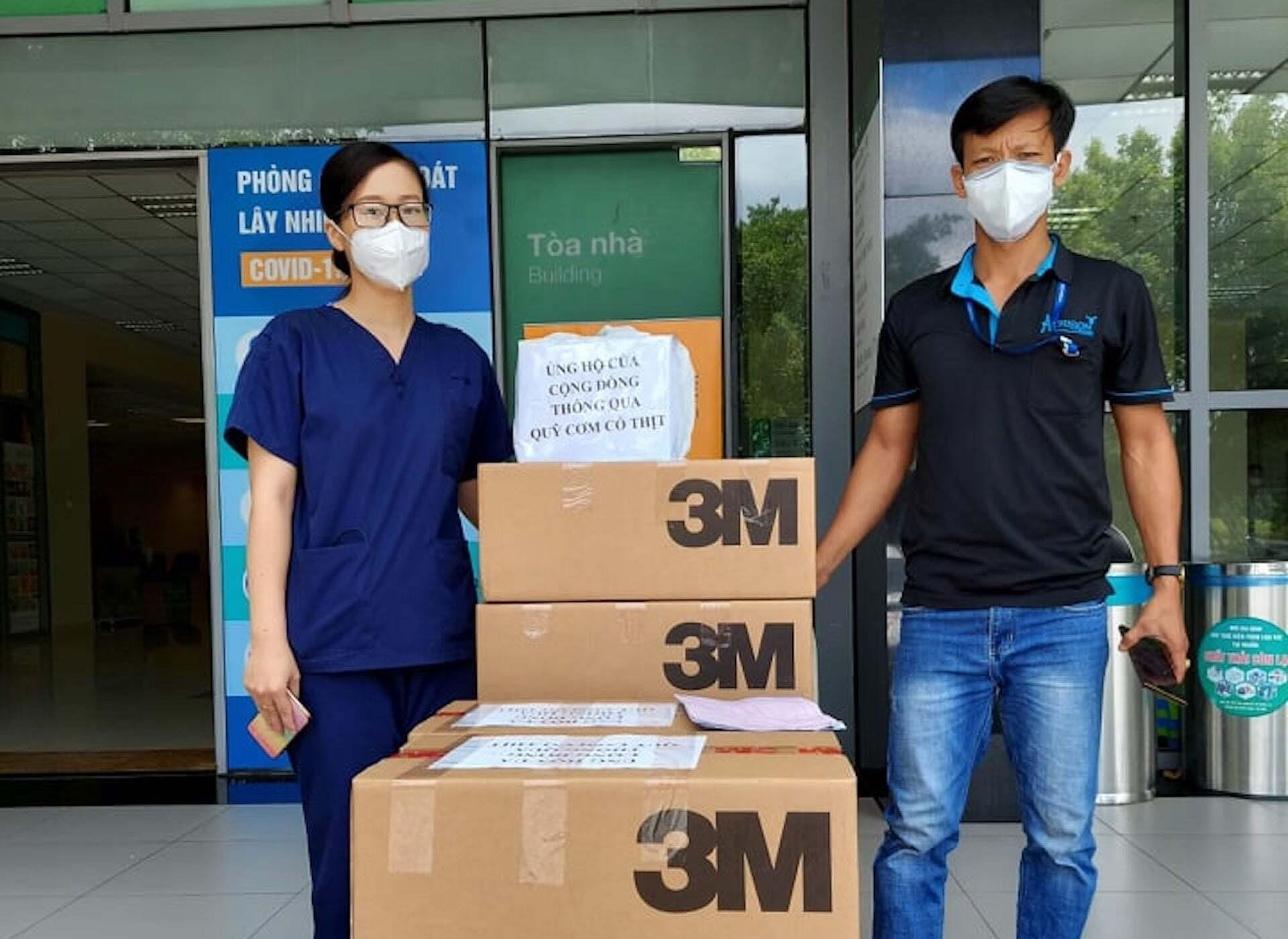 Nhóm học sinh kêu gọi ủng hộ hơn 400 triệu đồng tặng y bác sĩ phía Nam - 2
