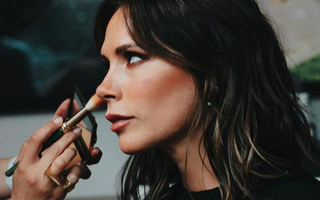 'Sao' làm đẹp: Điều gì làm nên làn da không tì vết của Victoria Beckham?