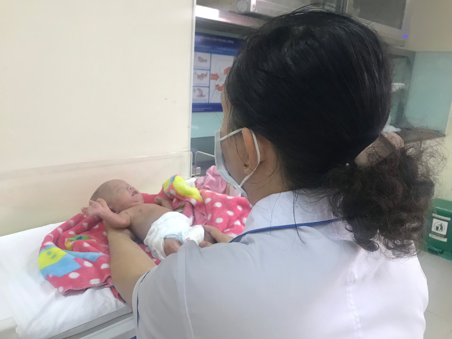 Kỳ diệu, cứu sống và nuôi dưỡng thành công trẻ sơ sinh nặng 400gram đầu tiên tại Việt Nam   - Ảnh 3.