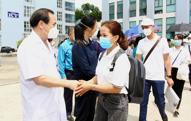 Lãnh đạo Bệnh viện tiễn đoàn lên đường vào TP.HCM tham gia chống dịch